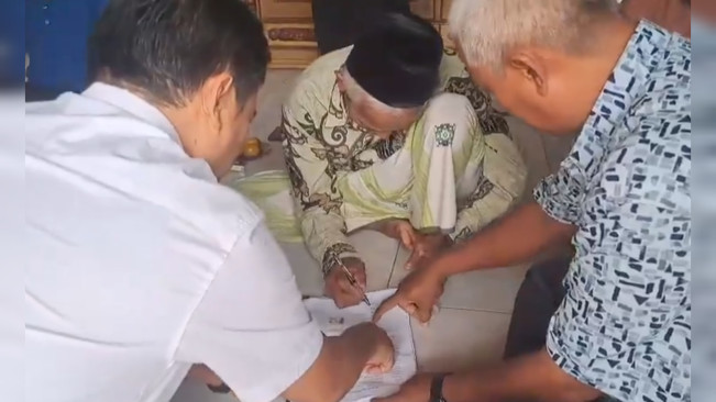 Guru Madin saat menandatangani terkait kasus penamparan murid. [X]